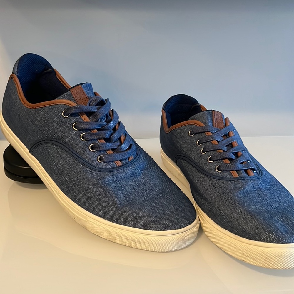 Size 13 Steve Madden blue denim shoes with brown leather accents